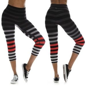 K-DEER Signature Stripe Capri Legging Sz M